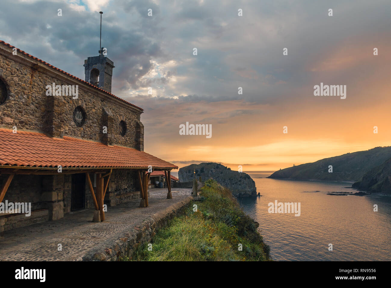 Bellissimo tramonto sul mare a San Juan de Gaztelugatxe isola al paese basco, nel nord della Spagna Foto Stock