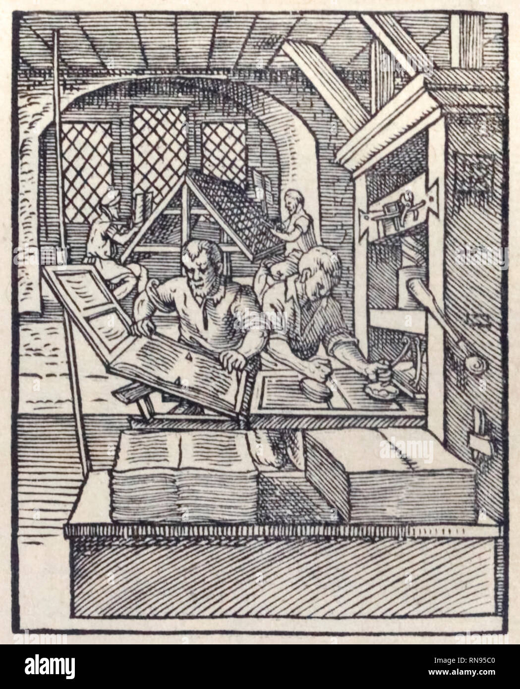 Laboratorio di tipografie illustrazione su legno di Panoplia Omnium Illiberalium Mechanicarum dell'autore tedesco Hartmann Schopper (1542-1595), che mostra macchine da scrivere, estrattori e stampa a mano con pagine completate pronte per la rilegatura. Fotografia da un'edizione originale stampata a Francoforte, Germania nel 1568. Crediti: Collezione privata / AF fotografie Foto Stock