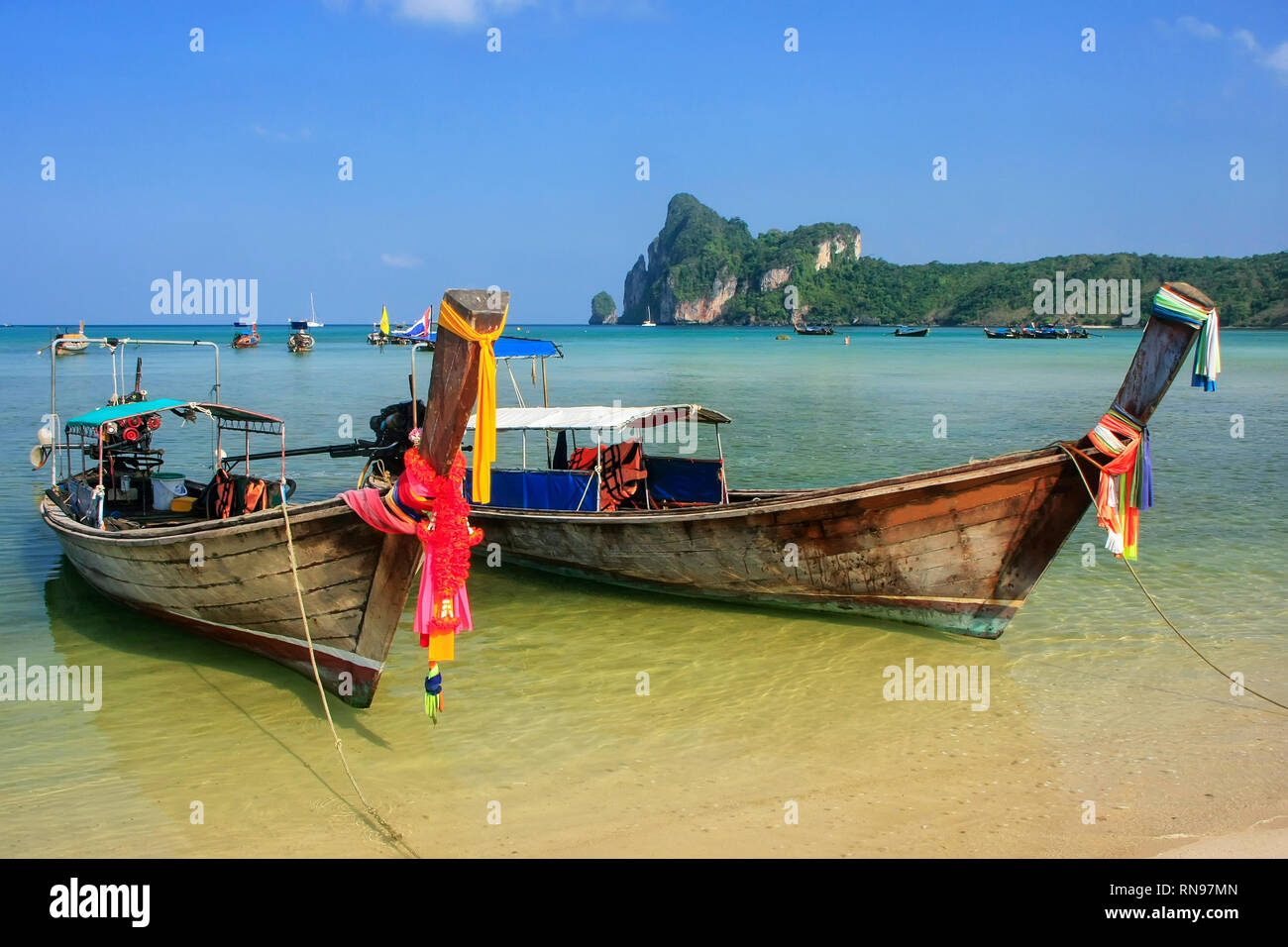 Longtail barche ancorate a Ao Loh Dalum sulla spiaggia di Phi Phi Don Island, Provincia di Krabi, Thailandia. Koh Phi Phi Don è parte di un parco marino nazionale. Foto Stock