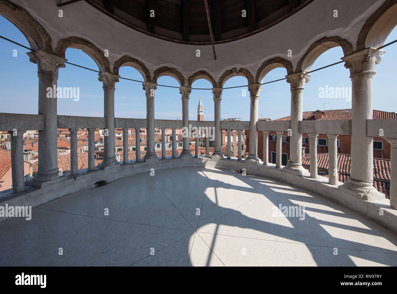 Perdersi a Venezia si arriva a inciampare su alcuni incredibile architettura. Uno dei più raffinati con una delle migliori viste è la splendida Scala Contarini Foto Stock