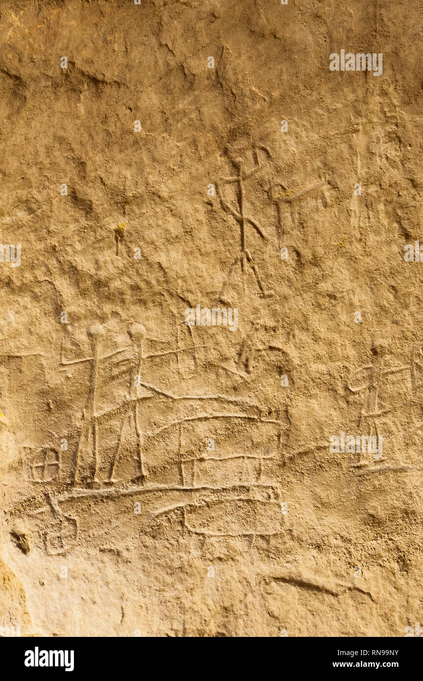 Antiche sculture su rocce, arte parietale, grotta pittura, disegno di roccia in Timna Parco Nazionale, il deserto della valle Aravah in Israele Foto Stock