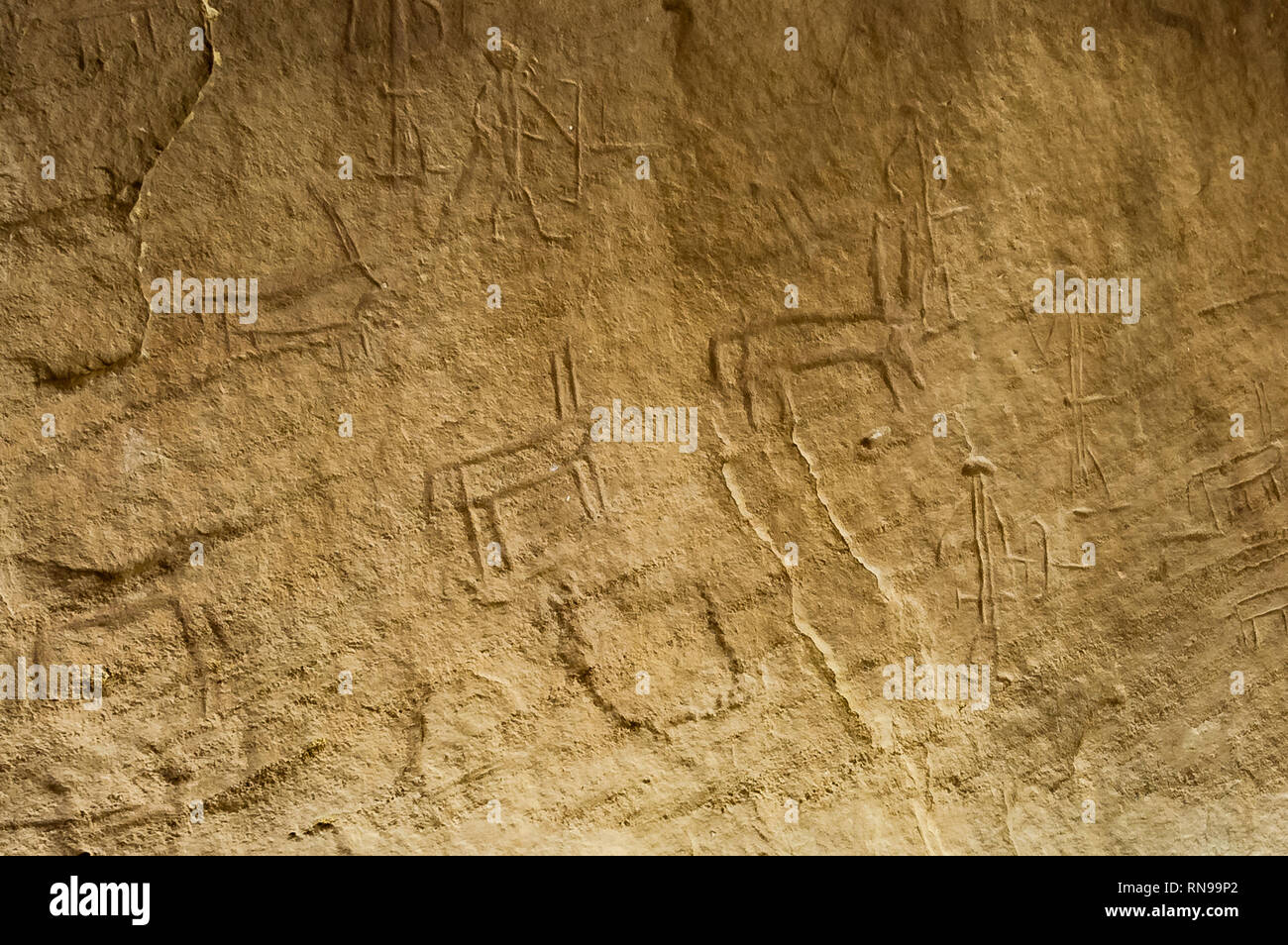 Antiche sculture su rocce, arte parietale, grotta pittura, disegno di roccia in Timna Parco Nazionale, il deserto della valle Aravah in Israele Foto Stock