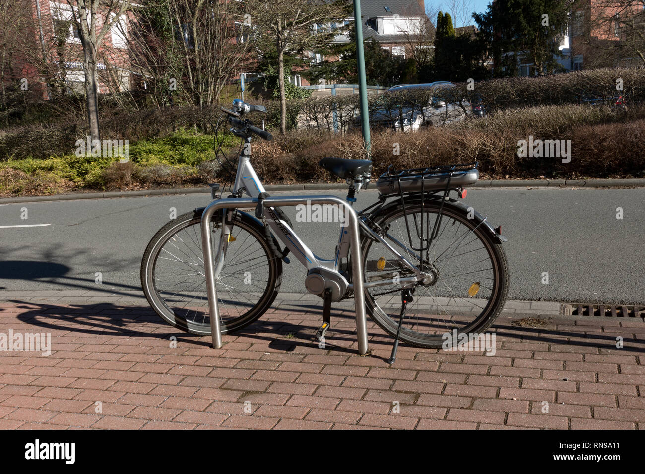 Moto del pedale incatenato al cavalletto bici da strada. Di Emden. Germania Foto Stock