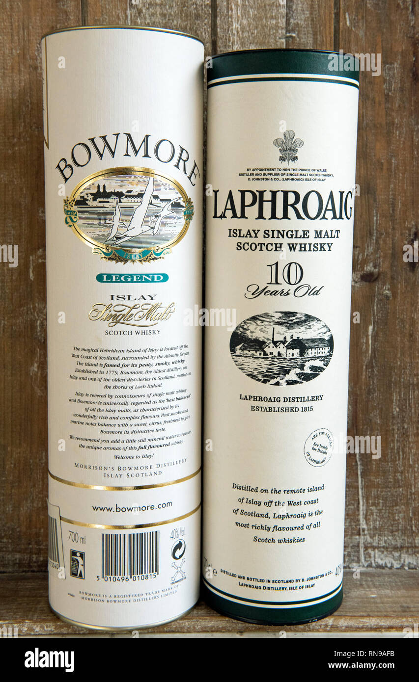 Islay malt whisky, Bowmore e Laphroaig in contenitori di presentazione. Foto Stock