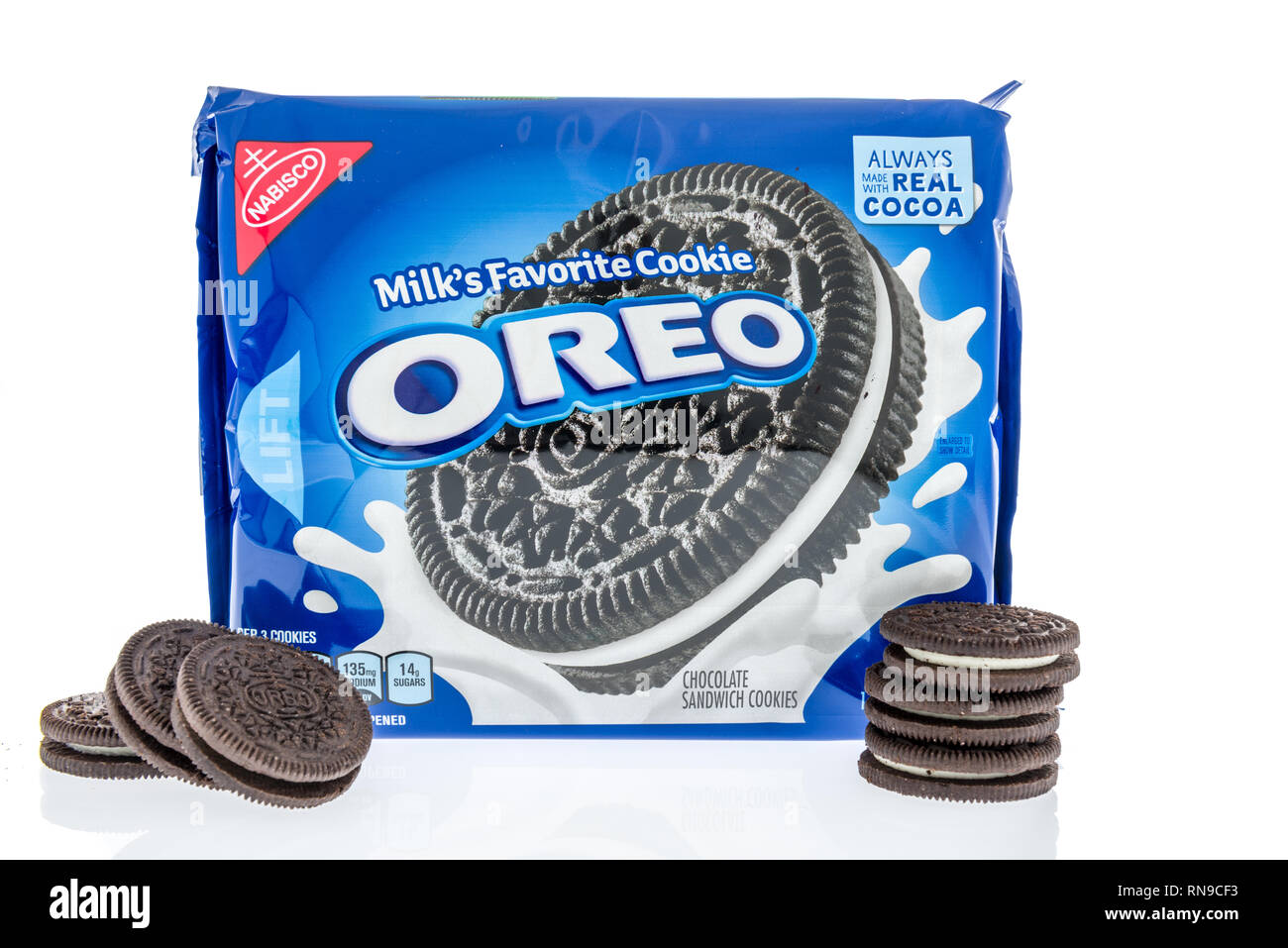 Winneconne, WI - 14 Febbraio 2019: un pacchetto di Nabisco cioccolato Oreo cookie sandwich isolato su un background Foto Stock