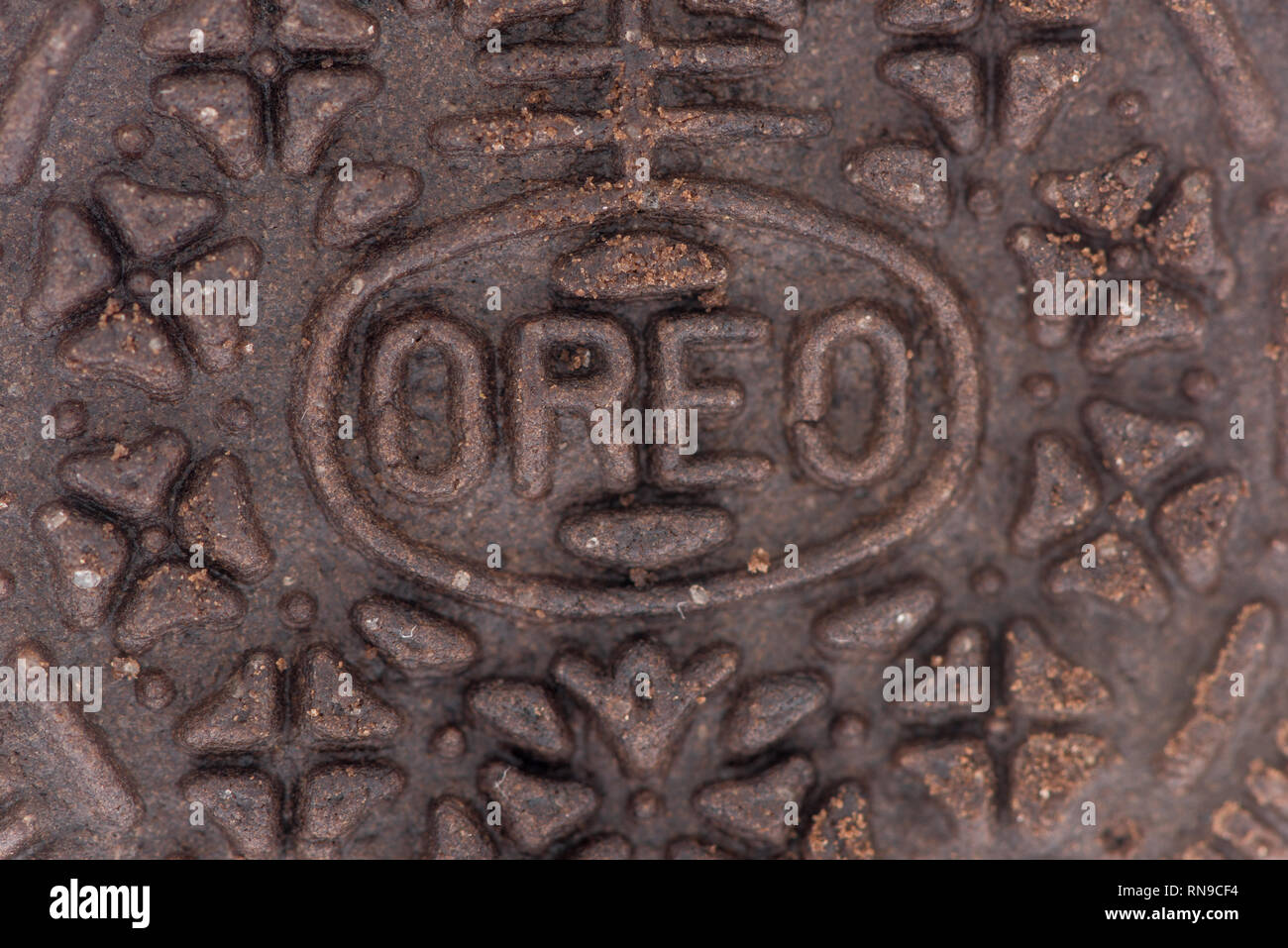 Winneconne, WI - 14 Febbraio 2019: un unico Nabisco cioccolato Oreo cookie sandwich isolato su un background Foto Stock