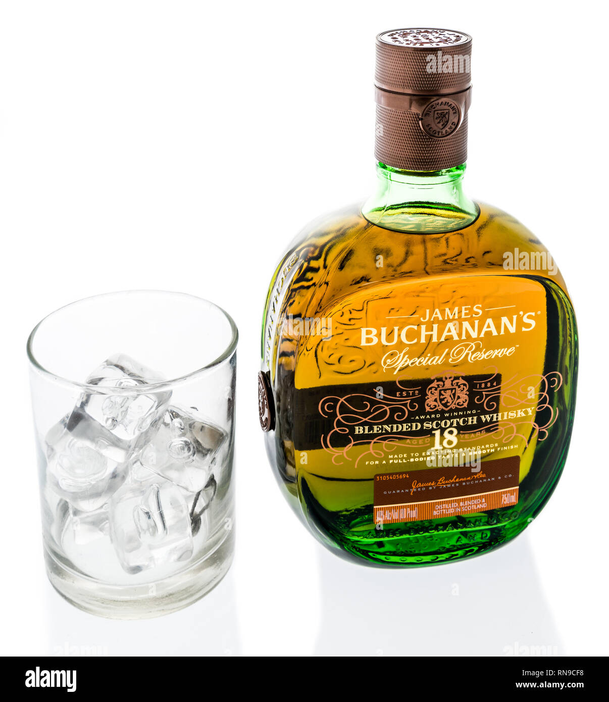 Winneconne, WI - 15 Febbraio 2019: una bottiglia di James Buchanans riserva speciale scotch whisky blended invecchiato 18 anni con un bicchiere di ghiaccio su un isolato Foto Stock