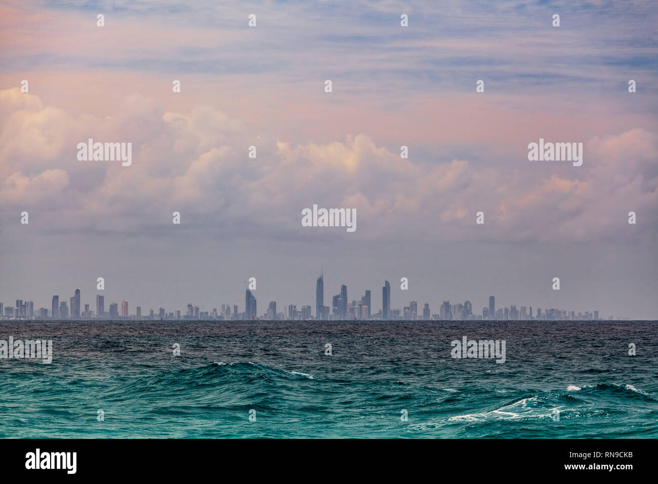 Gold Coast City skyline di grattacieli in tutta l'oceano sul giorno di estate Foto Stock