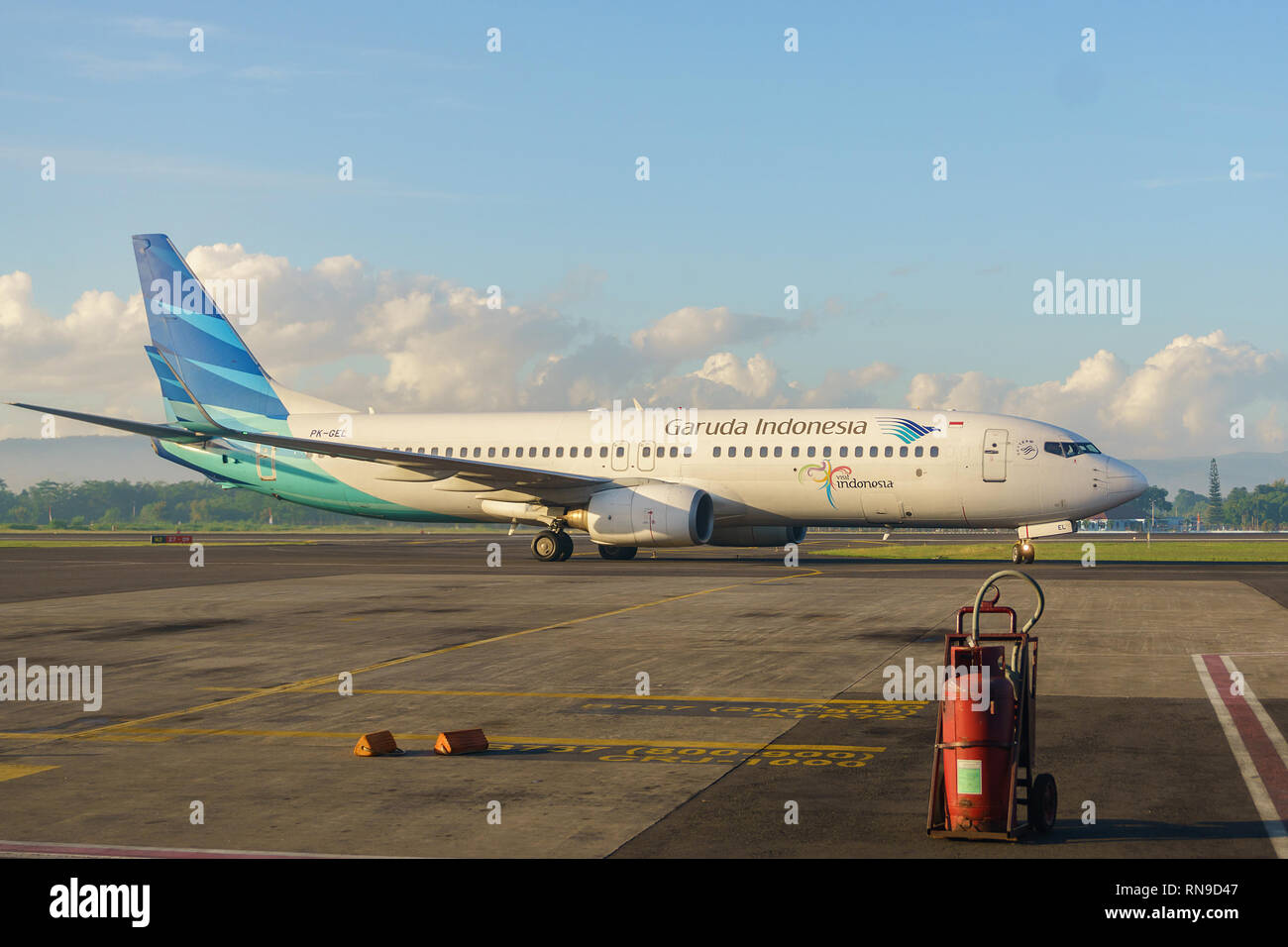 Yogyakarta Indonesia - Agosto 1, 2016 : Garuda Indonesia aeromobile tassare a Yogyakarta Adisucipto International Airport il Ago 1, 2016. Foto Stock