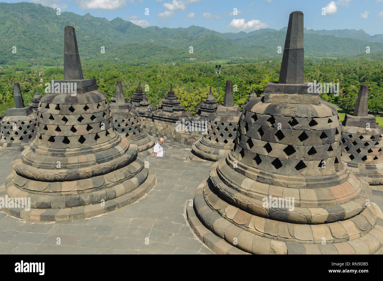 Yogyakarta Indonesia - 30 lug 2016 : gli uomini camminare tra stupa al tempio di Borobodur. Borobodur tempio è uno dell'UNESCO patrimonio dell'umanità. Foto Stock