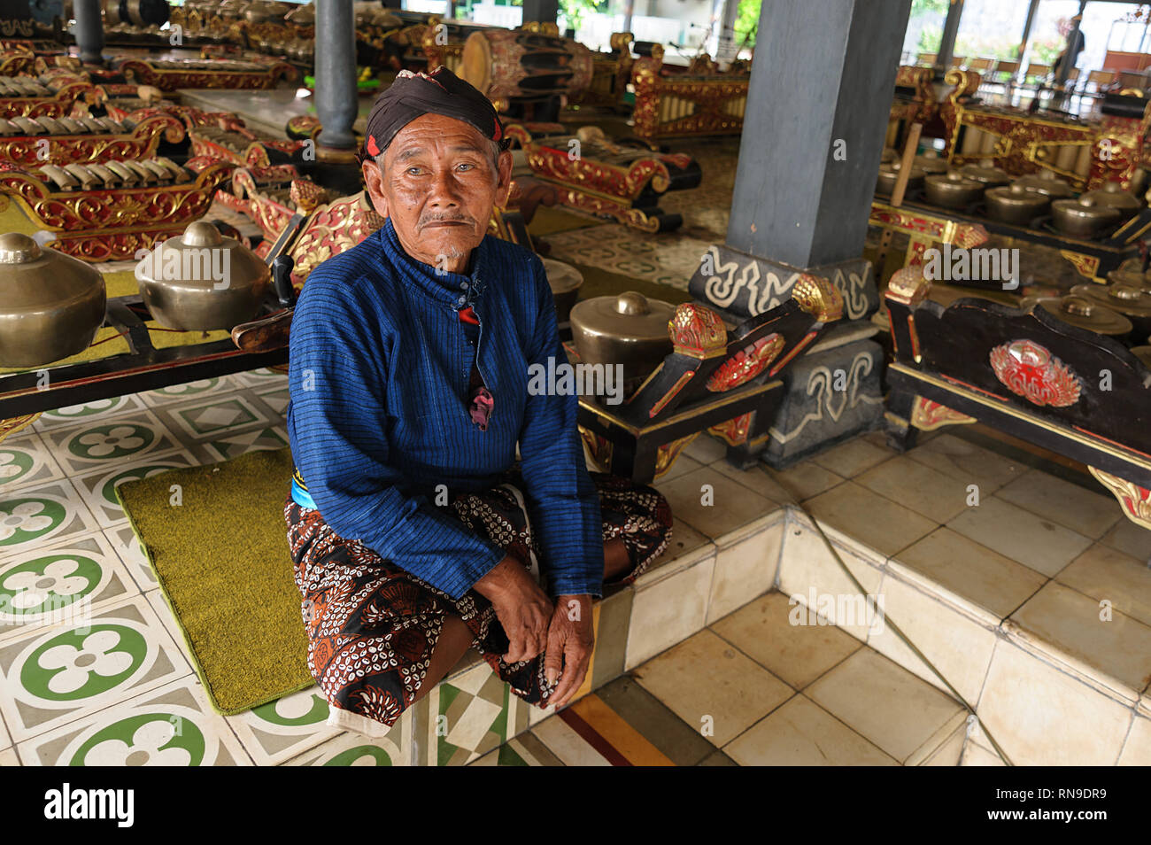 Yogyakarta Indonesia - Agosto 1, 2016 : Gamelan player in tradizionale costume giavanese in Kraton Sultan Palace, Yogyakarta che ospita l'ultima Sult Foto Stock