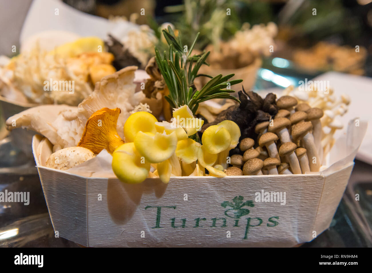 London, Regno Unito - 19 Gennaio 2019: Borough Market, uno dei più antichi, il più grande e il più popolare dei mercati alimentari a Southwark, Londra. Foto Stock