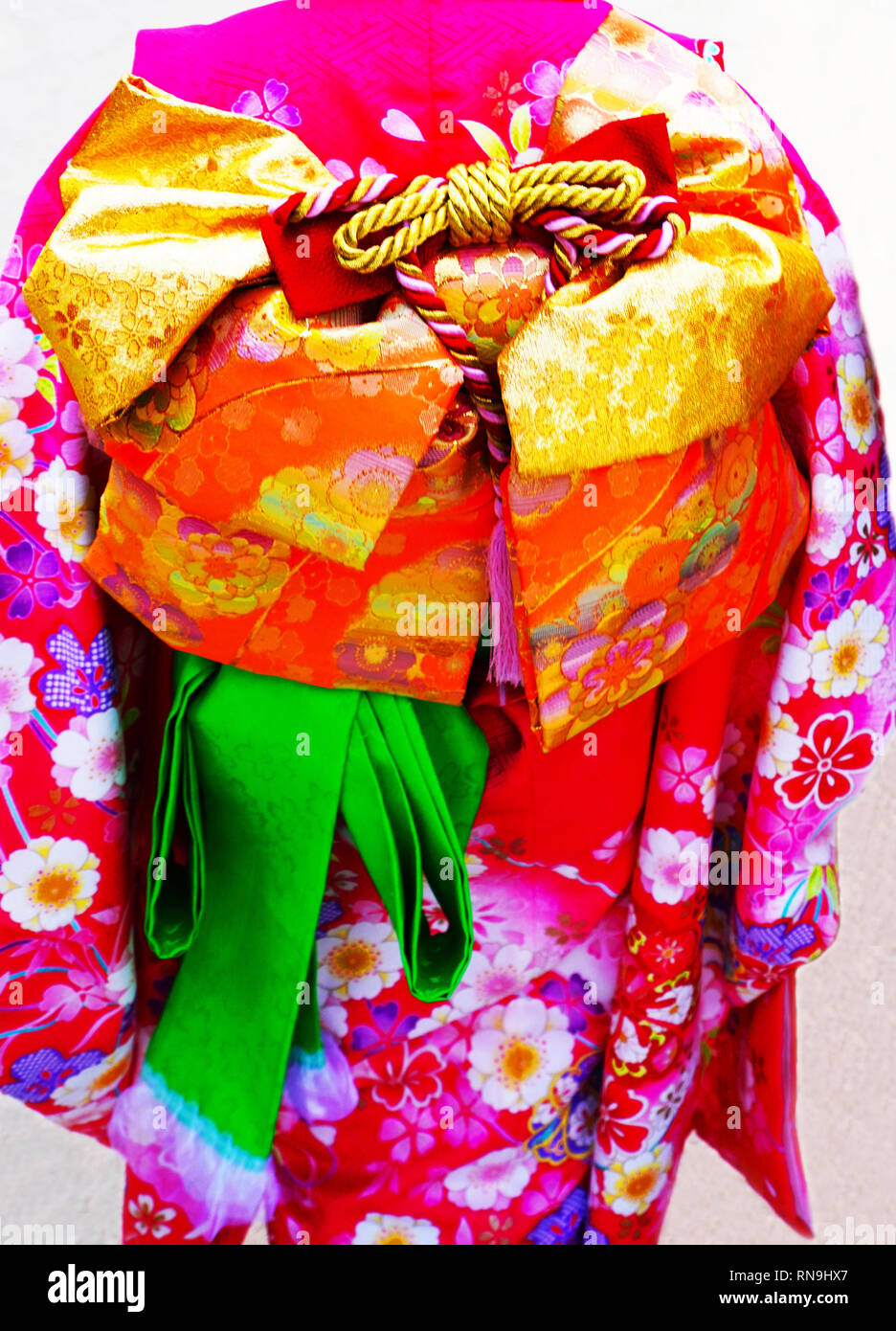 Formale di kimono tradizionali indossati in occasioni speciali, a Sumiyoshi sacrario scintoista a Fukuoka, Giappone. Foto Stock