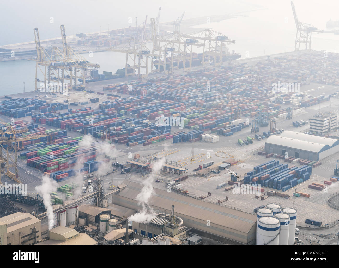 7 febbraio 2019 - Barcellona, Spagna. Immagine di un occupato commerciali/porto industriale. Cattiva visibilità causata dall'inquinamento atmosferico. Foto Stock