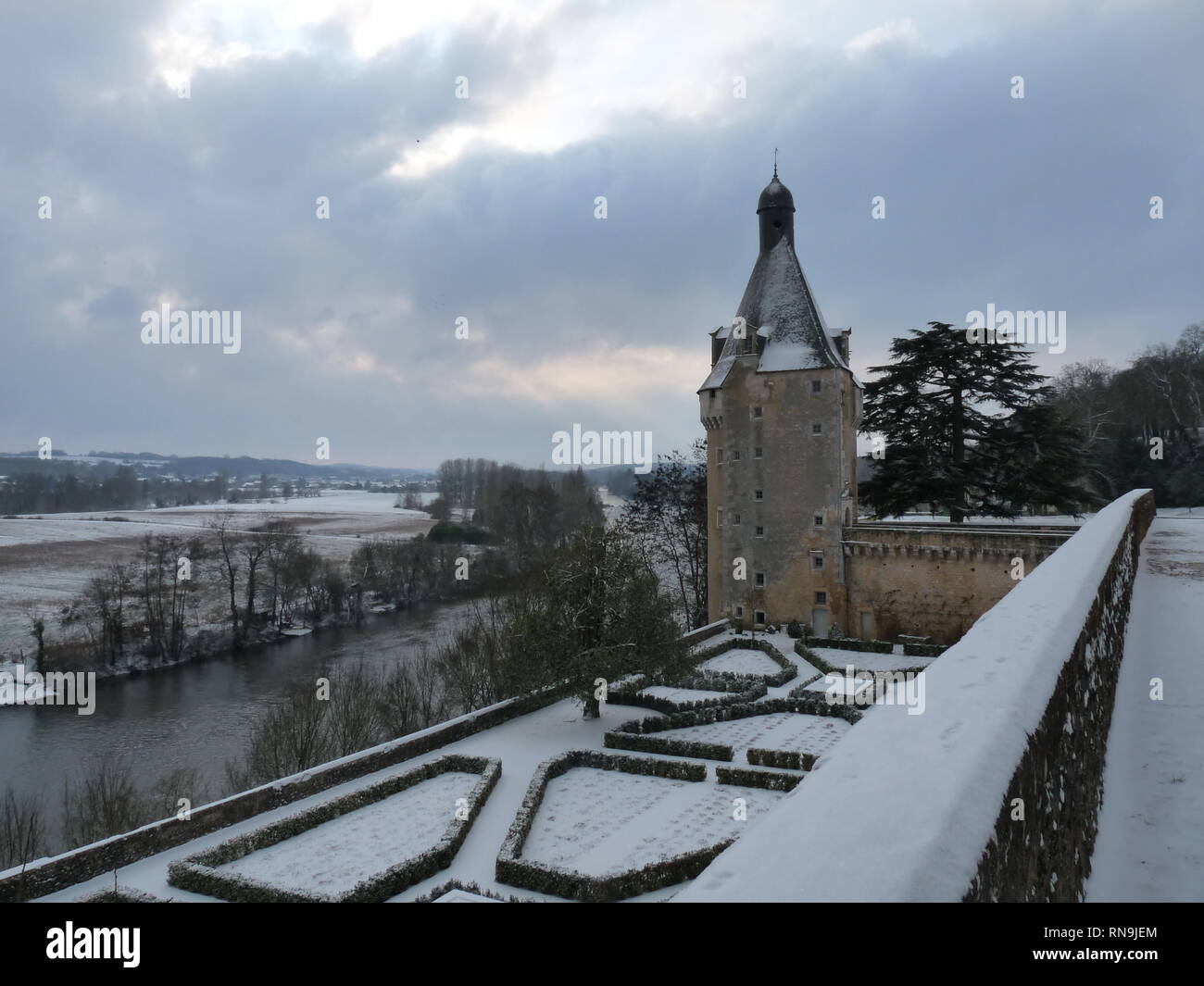 Nevoso inverno scene di Chateau de Touffou, Bonnes, Francia Foto Stock