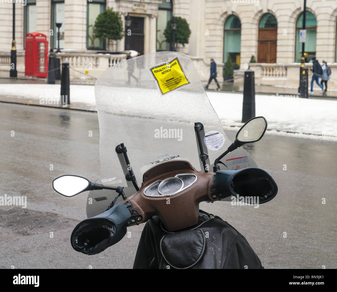 2 febbraio 2018 - Londra, Inghilterra. Pena la carica di stazionamento rilasciata a un titolare di scooter parcheggiati illegalmente nel centro di Londra. Foto Stock