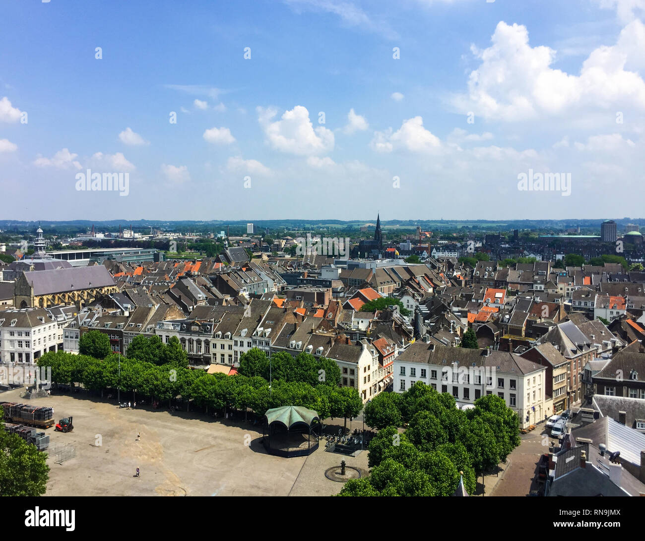 Vista aerea da Sint Janskerk (Torre San Giovanni Chiesa) sul paesaggio di Maastricht, Paesi Bassi Foto Stock
