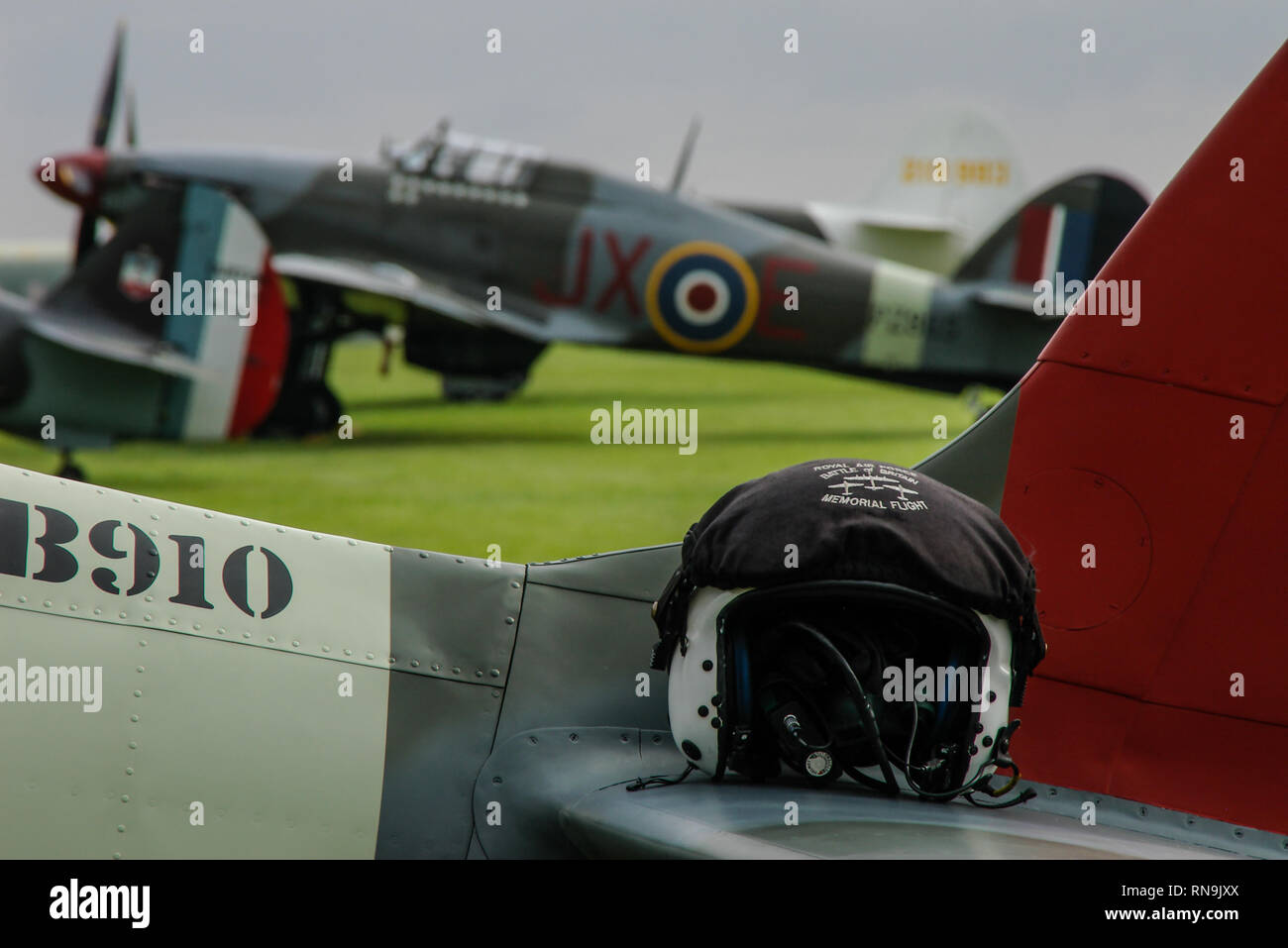 Royal Air Force Battle of Britain Memorial di volo del pilota casco con Hawker Hurricane aereo da combattimento. Pronto. Seconda Guerra Mondiale aerei Foto Stock