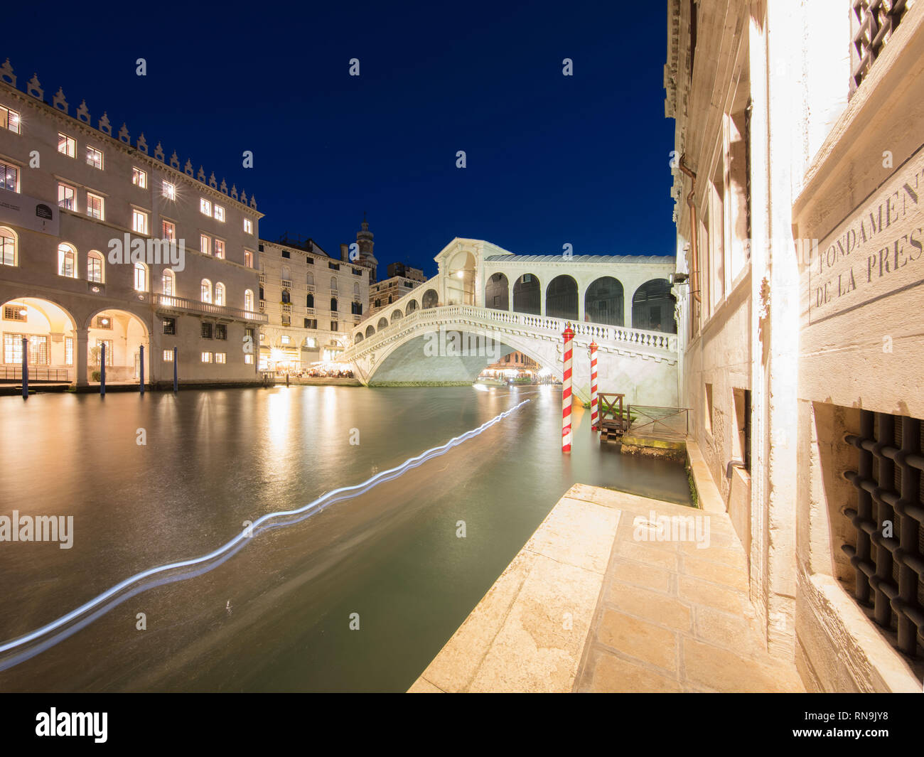 Il celeberrimo Ponte di Rialto in primavera sotto un bel cielo blu di Venezia,l'Italia. Foto Stock