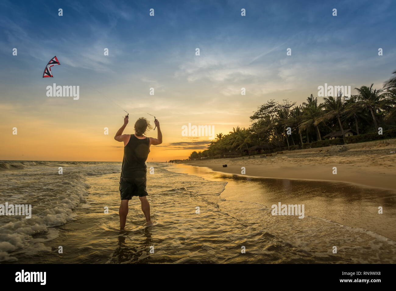 Imparare kitesurf a Mui Ne beach, Vietnam Foto Stock