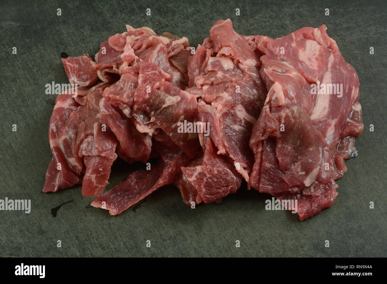 Strisce di crudo fresco bistecca di manzo per panini o le quesadilla su nero tagliere Foto Stock
