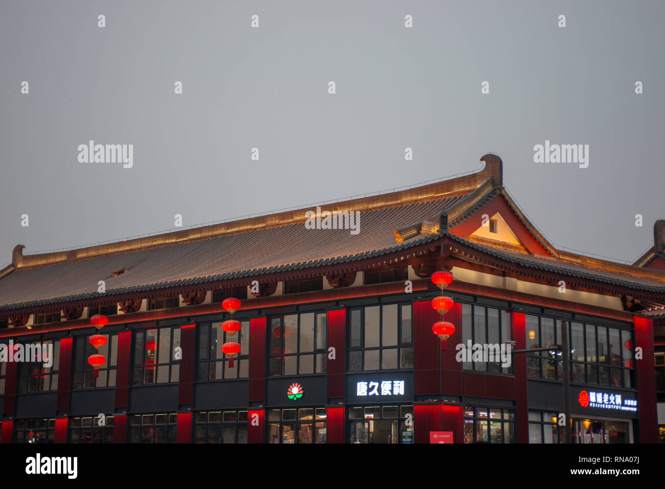 Gli antichi edifici su le lanterne, nel xi "un durante il Festival di Primavera in Cina Foto Stock