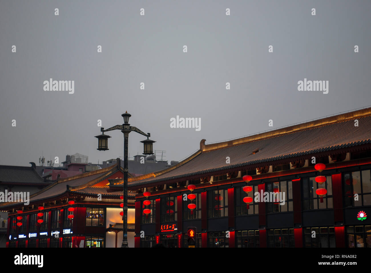 Gli antichi edifici su le lanterne, nel xi "un durante il Festival di Primavera in Cina Foto Stock