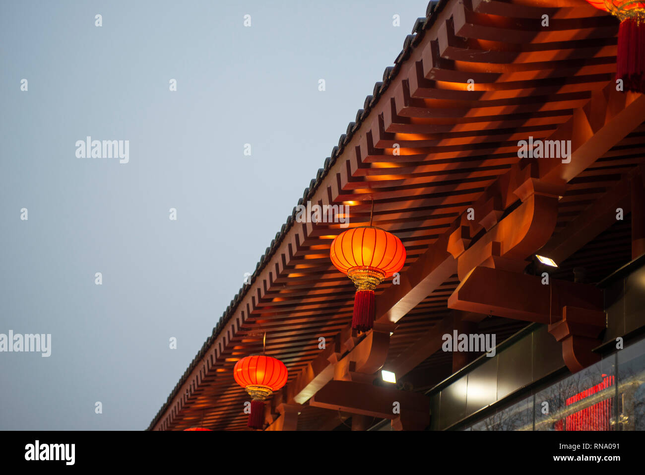Gli antichi edifici su le lanterne, nel xi "un durante il Festival di Primavera in Cina Foto Stock