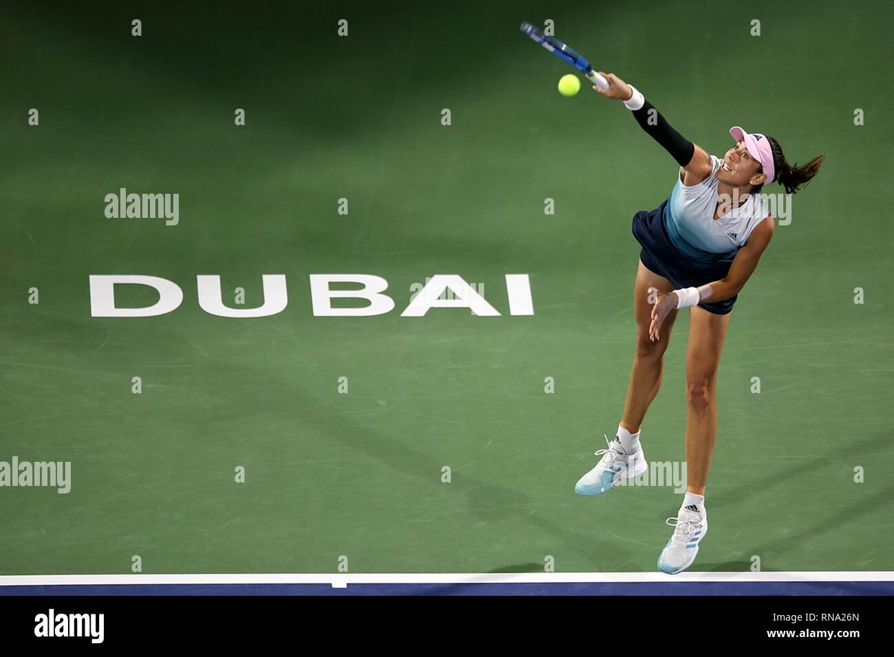 Dubai. Xvii Feb, 2019. Garbine Muguruza di Spagna serve la sfera durante il singolare femminile match di primo turno contro Dayana Yastremska dell'Ucraina di Dubai Duty Free Tennis WTA Championships 2019 a Dubai, Emirati arabi uniti, Feb.17, 2019. Garbine Muguruza ha vinto 2-1. Credito: Mahmoud Khaled/Xinhua/Alamy Live News Foto Stock