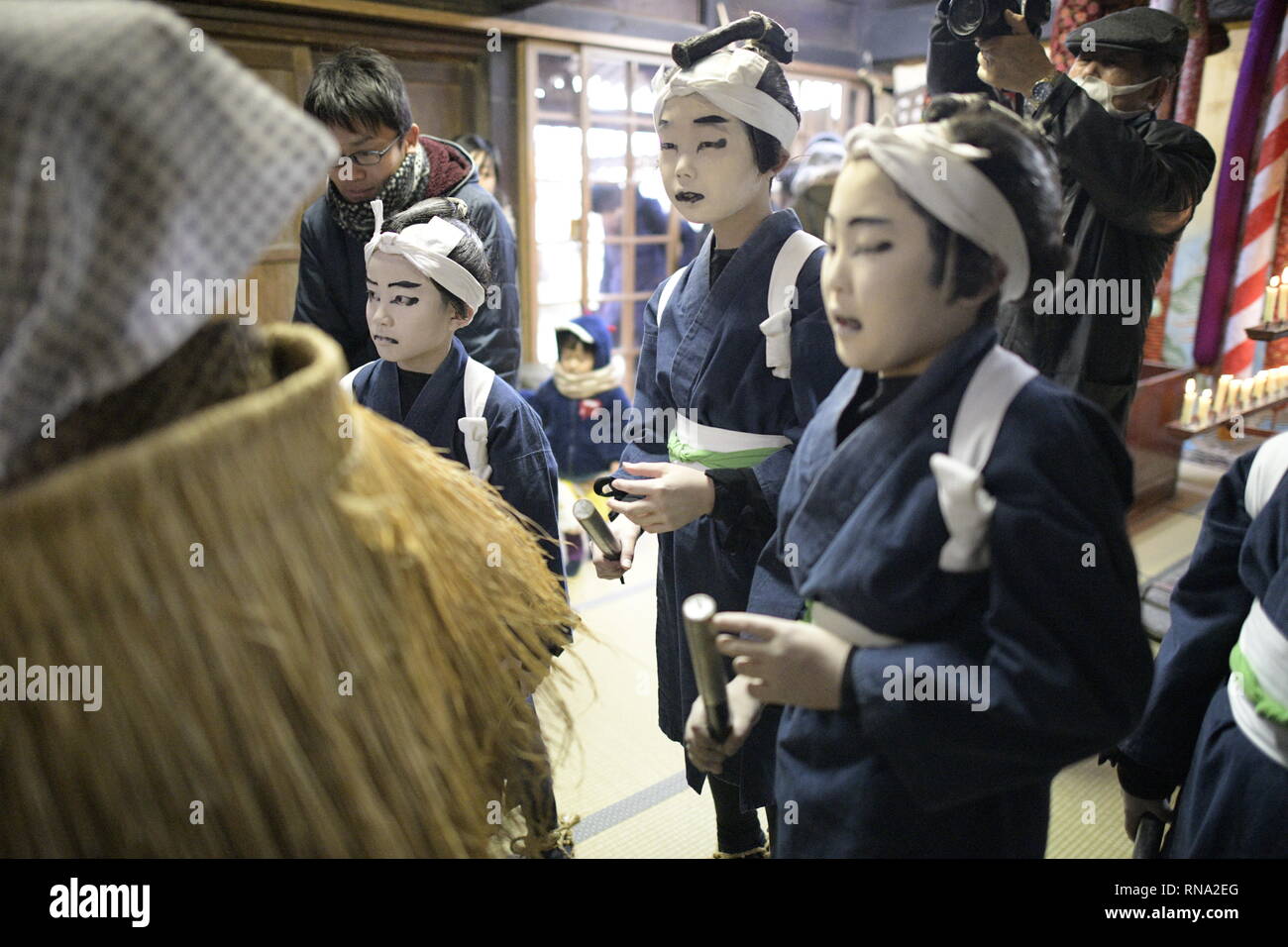 SAKATA, Yamagata, Giappone - 17 febbraio: Kuromori studenti elementari si prepara dietro le quinte durante il Kabuki Kuromori prestazioni a Kuromori, Sakata, prefettura di Yamagata, Giappone nel febbraio 17, 2019. Il Agriculturally kabuki a tema è stata eseguita per oltre 280 anni in modo continuativo dalla metà dell'era di Edo, come una dedizione al Kuromori Hie santuario di Sakata città. Kabuki Kuromori è agricoltori prestazioni Kabuki eseguita per gli dèi entro il santuario durante il freddo estremo di Febbraio in concomitanza con il nuovo anno lunare, e come tale è anche indicato come la danza nella neve o la danza a freddo. È consi Foto Stock