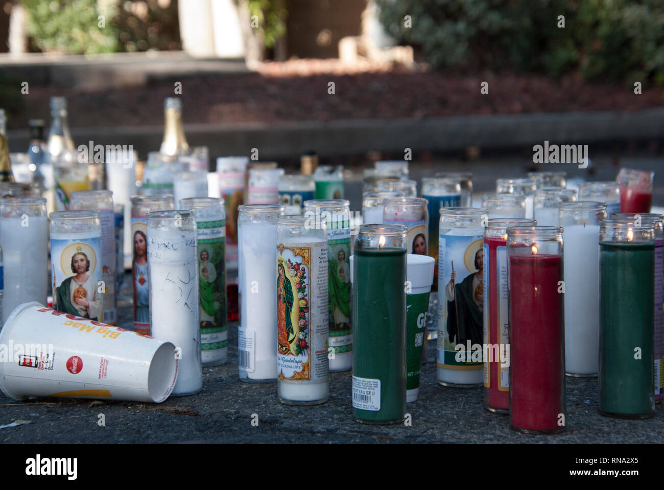Vallejo, California, Stati Uniti d'America. Xvii Feb. 2019. Memorial candele lasciato al di fuori di un Taco Bell in Vallejo, California, dove la polizia fatalmente shot 20-anno-vecchio rapper Willie McCoy nel febbraio 9. McCoy era presumibilmente trovata in stato di incoscienza nella sua auto al Taco Bell's drive through lane. La polizia ha detto che si è svegliato, raggiunto per la pistola, e sei ufficiali hanno aperto il fuoco. Credito: Scott Morris/Alamy Live News Foto Stock