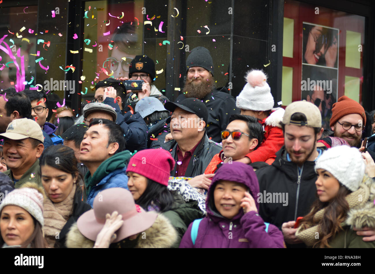 La gente si vede guardando la sfilata durante il Nuovo Anno Cinese Parade di Chinatown. Le comunità cinesi di tutto il mondo ha festeggiato il nuovo anno cinese 2019, anno del maiale. Foto Stock