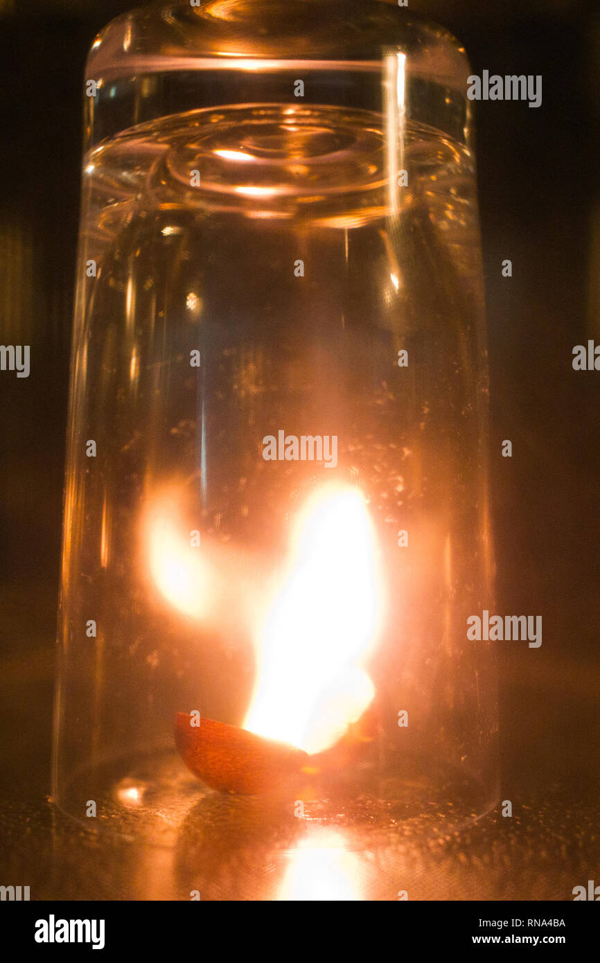 Berlino, Germania. 15 Feb, 2019. La foto mostra in un plasma di vetro che è  stata prodotta per mezzo di un'uva (M) nel forno a microonde. (A dpa  'Perché uva scintille nel