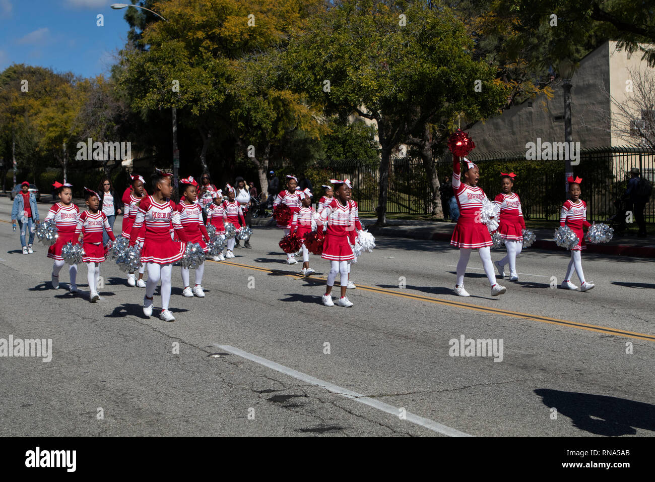 Pasadena, la Contea di Los Angeles, California, Stati Uniti d'America - xxxvii nero annuale Parata Storia e Festival che celebra il nero il patrimonio e la cultura. La Comunità e la città circostanti hanno partecipato alla festa partecipando e guardare la parata che aveva celebrità, politici e attivisti, i club e i bambini di tutte le età da differenti livelli scolastici. Rosebud allegria Foto Stock