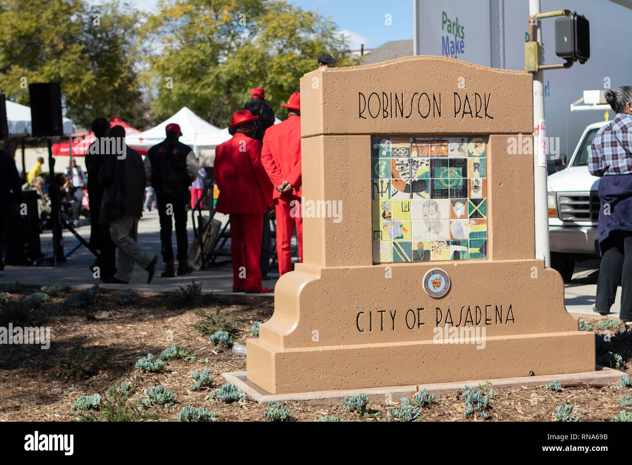 Pasadena, la Contea di Los Angeles, California, USA. 16 feb 2019. - Xxxvii nero annuale Parata Storia e Festival che celebra il nero il patrimonio e la cultura. Il festival ha avviato dopo la sfilata con un libero concerto dal vivo, fornitori fornitori di cibo e un'area bambini dove la comunità si sono riuniti per celebrare. Credito: Jesse Watrous/Alamy Live News Foto Stock