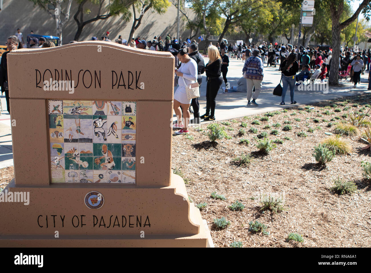 Pasadena, la Contea di Los Angeles, California, USA. 16 feb 2019. - Xxxvii nero annuale Parata Storia e Festival che celebra il nero il patrimonio e la cultura. Il festival ha avviato dopo la sfilata con un libero concerto dal vivo, fornitori fornitori di cibo e un'area bambini dove la comunità si sono riuniti per celebrare. Credito: Jesse Watrous/Alamy Live News Foto Stock