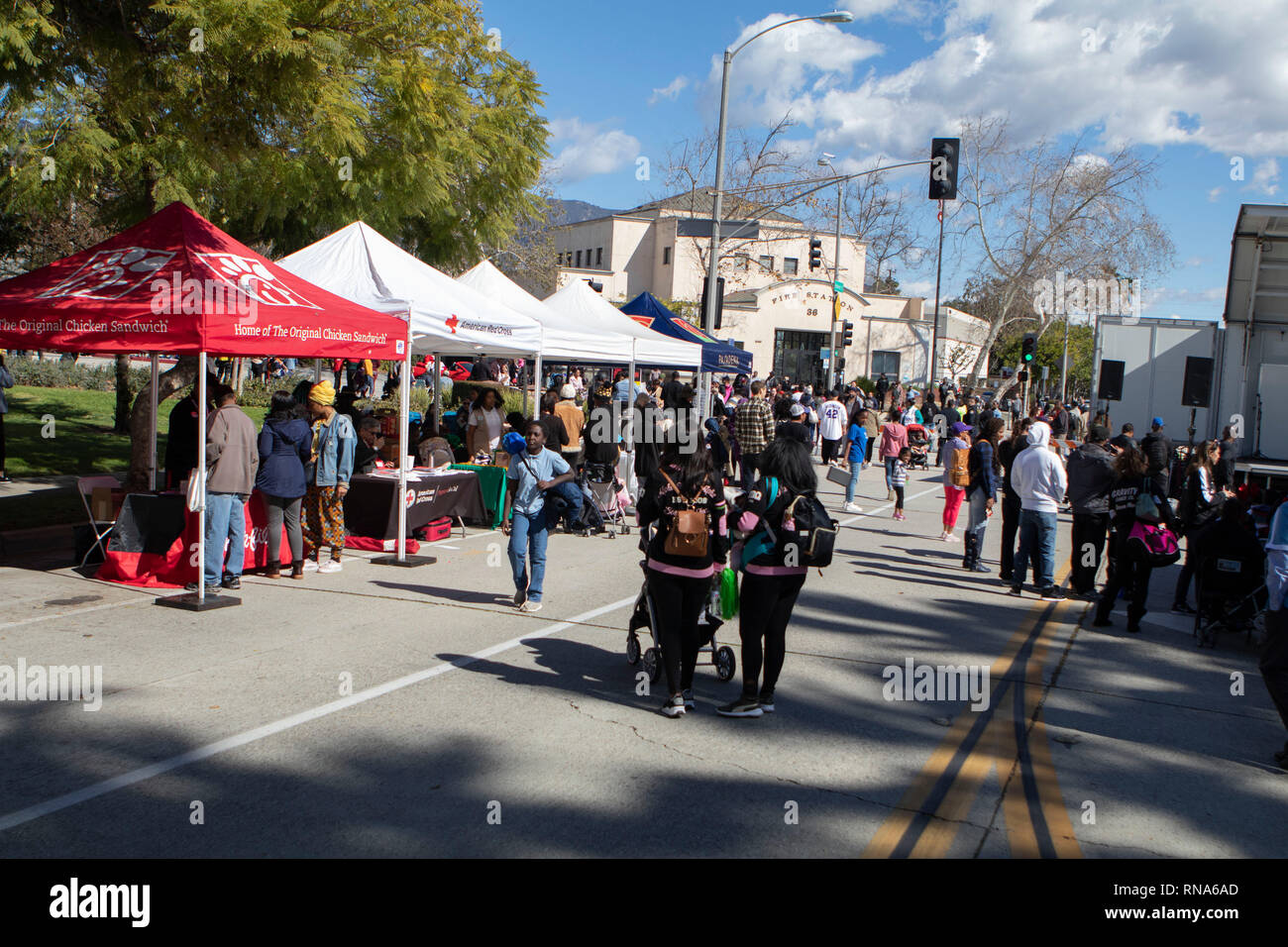 Pasadena, la Contea di Los Angeles, California, USA. 16 feb 2019. - Xxxvii nero annuale Parata Storia e Festival che celebra il nero il patrimonio e la cultura. Il festival ha avviato dopo la sfilata con un libero concerto dal vivo, fornitori fornitori di cibo e un'area bambini dove la comunità si sono riuniti per celebrare. Credito: Jesse Watrous/Alamy Live News Foto Stock