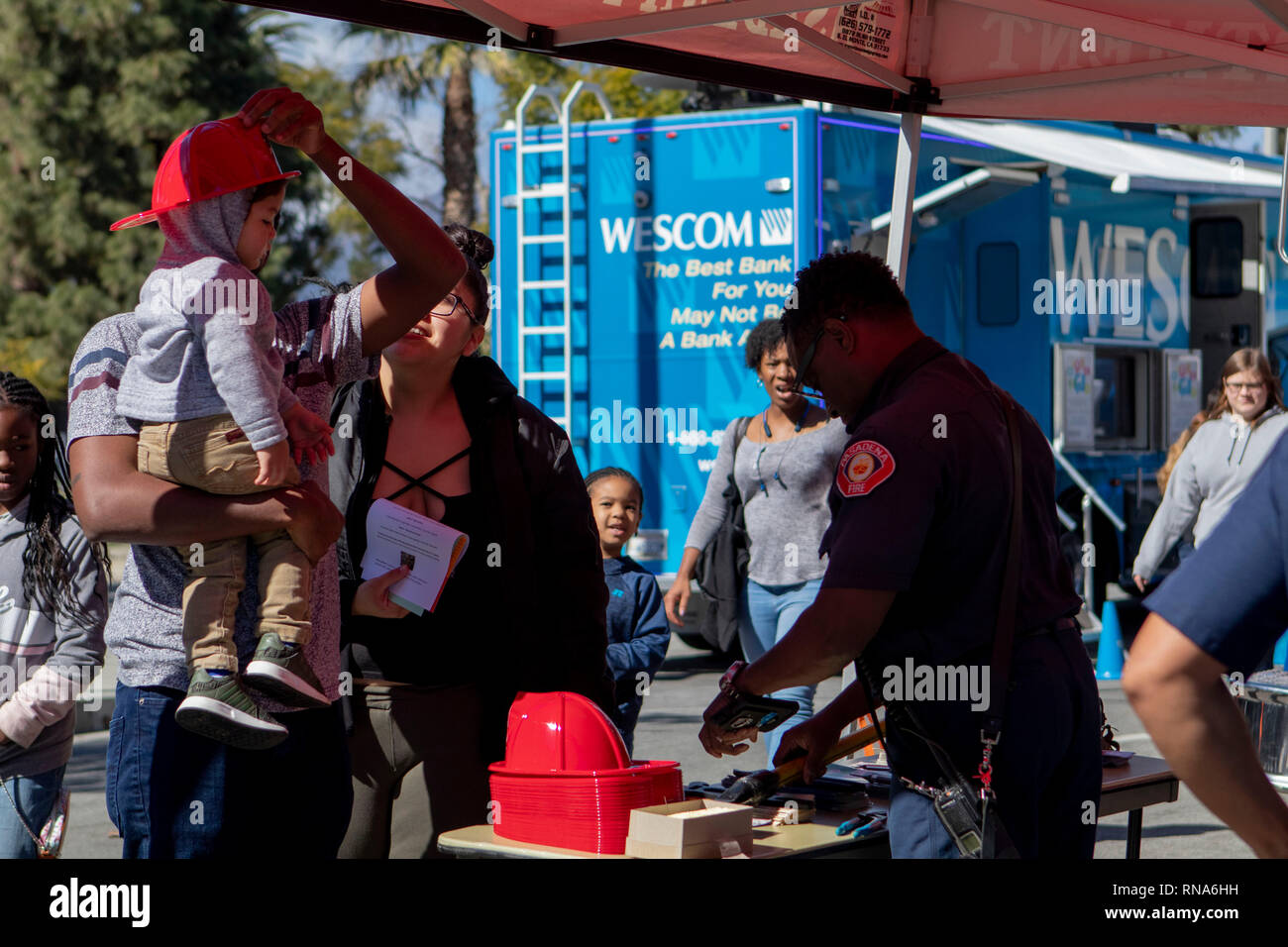 Pasadena, la Contea di Los Angeles, California, USA. 16 feb 2019. - Xxxvii nero annuale Parata Storia e Festival che celebra il nero il patrimonio e la cultura. Il festival ha avviato dopo la sfilata con un libero concerto dal vivo, fornitori fornitori di cibo e un'area bambini dove la comunità si sono riuniti per celebrare. Credito: Jesse Watrous/Alamy Live News Foto Stock