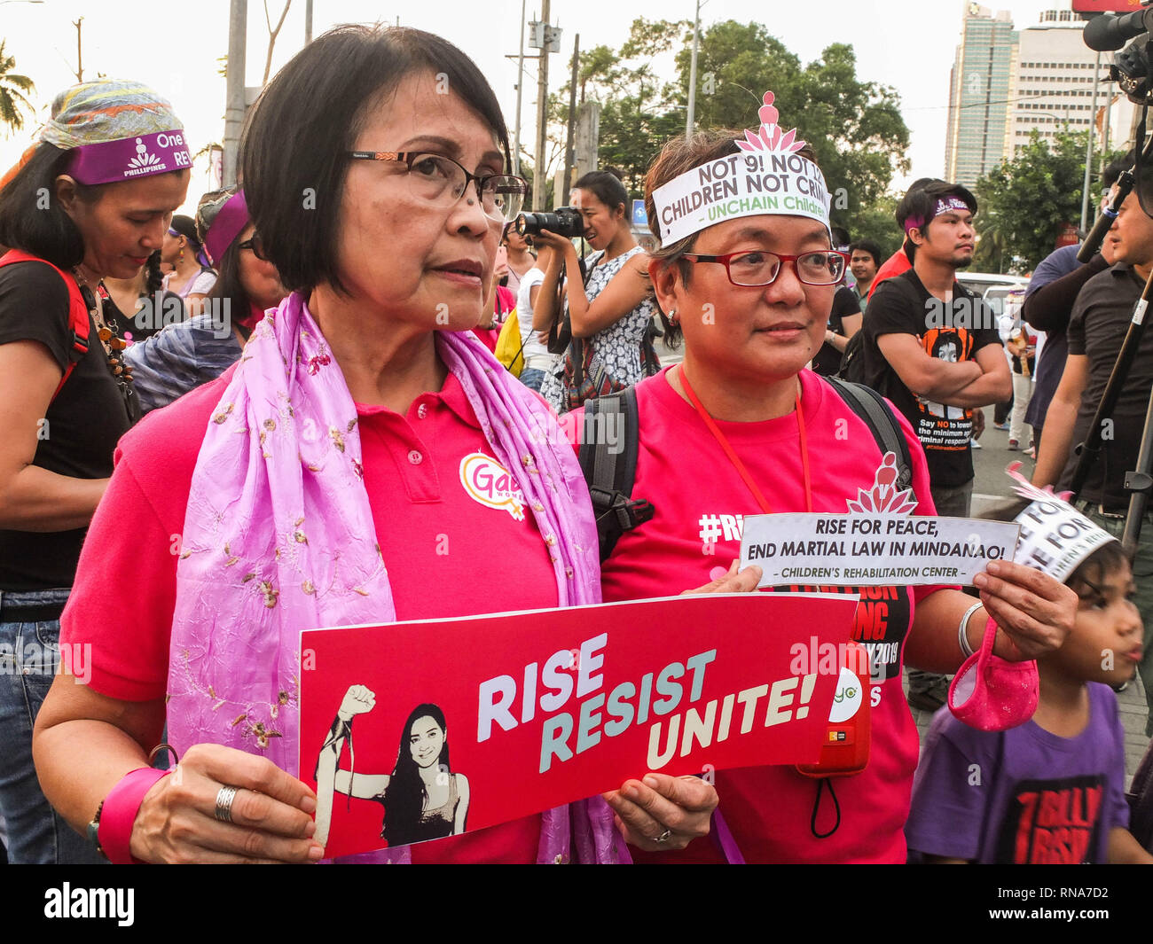 Le donne delle diverse cause-organizzazioni, tenendo cartelloni mentre entrare un miliardo di evento in salita. Persone di tutti i ceti sociali, raccoglie a Rajah Sulayman Park a unirsi a un miliardo di crescente solidarietà evento, un advocacy chiamando per fermare la violenza contro le donne e i bambini. Foto Stock