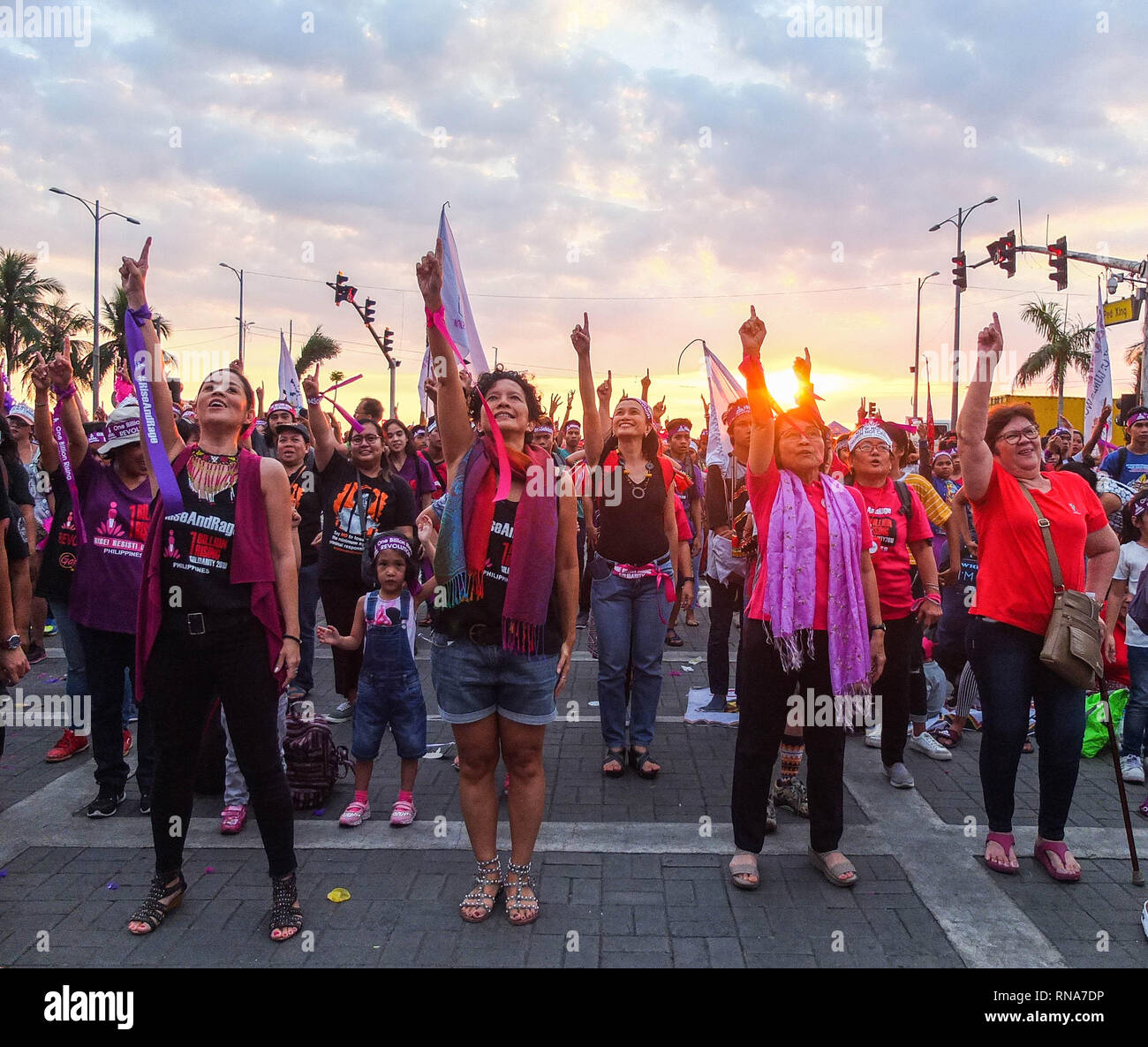 Manila, Filippine. Xvi Feb, 2019. Attrice di teatro e Donna attivista di destra Monique Wilson, insieme con il suo partner Rosanna Abueva solleva il loro indice fino in aria durante la fine della loro performance di danza.persone di tutti i ceti sociali, raccoglie a Rajah Sulayman Park a unirsi a un miliardo di crescente solidarietà evento, un advocacy chiamando per fermare la violenza contro le donne e i bambini. Credito: Josefiel Rivera SOPA/images/ZUMA filo/Alamy Live News Foto Stock