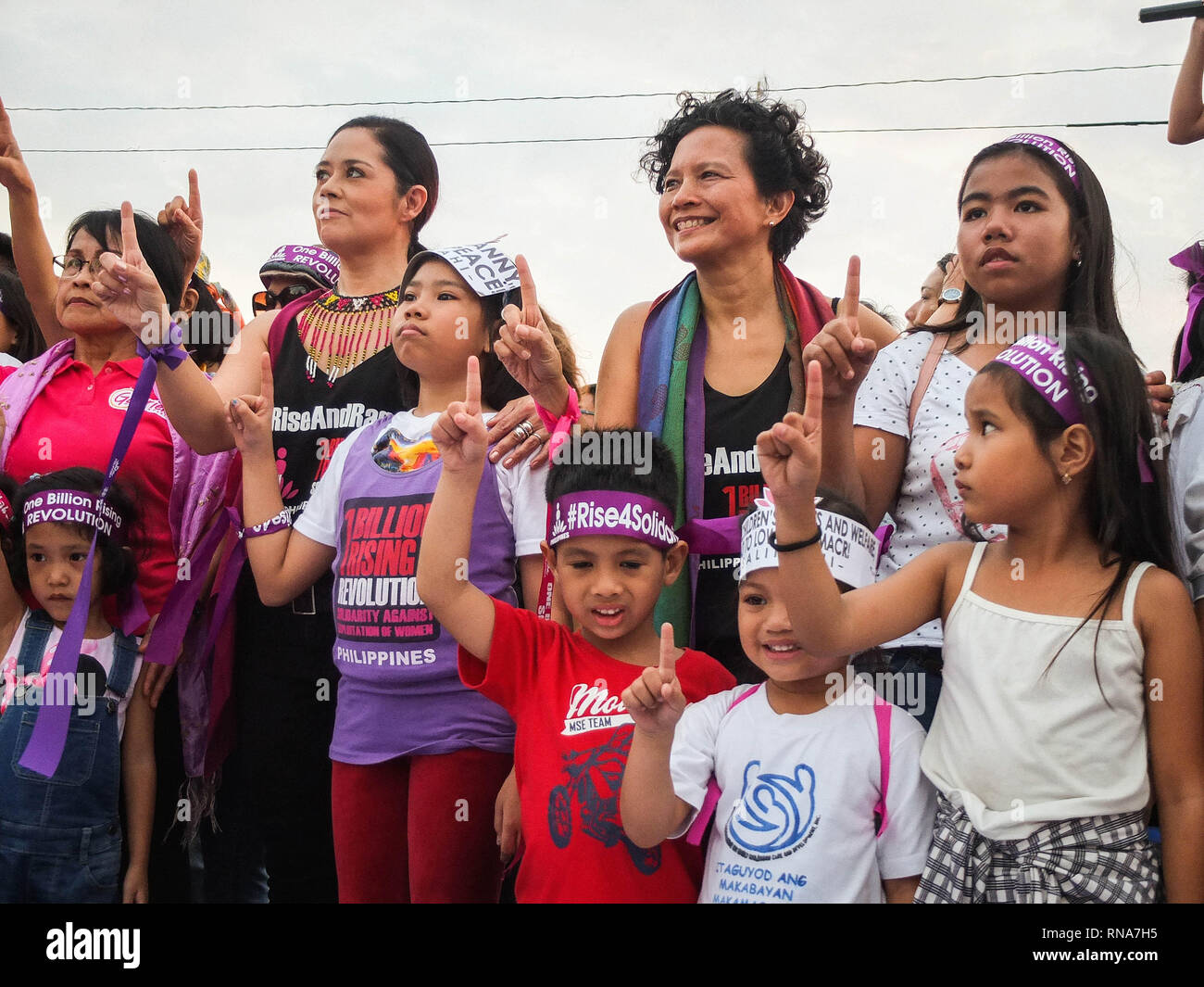 Manila, Filippine. Xvi Feb, 2019. Attrice di teatro e Donna attivista di destra Monique Wilson, insieme con il suo partner Rosanna Abueva solleva il loro indice.persone di tutti i ceti sociali, raccoglie a Rajah Sulayman Park a unirsi a un miliardo di crescente solidarietà evento, un advocacy chiamando per fermare la violenza contro le donne e i bambini. Credito: Josefiel Rivera SOPA/images/ZUMA filo/Alamy Live News Foto Stock