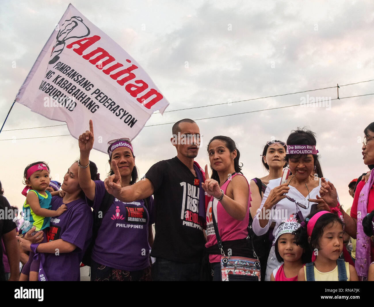 Manila, Filippine. Xvi Feb, 2019. I cittadini interessati, il gruppo AMIHAN o Pambansang Pederasyon ng Kababaihang Magbubukid ng Pilipinas (Federazione nazionale delle donne contadine delle Filippine), come i film e i programmi TV attore Arthur Acuna li unisce.persone di tutti i ceti sociali, raccoglie a Rajah Sulayman Park a unirsi a un miliardo di crescente solidarietà evento, un advocacy chiamando per fermare la violenza contro le donne e i bambini. Credito: Josefiel Rivera SOPA/images/ZUMA filo/Alamy Live News Foto Stock