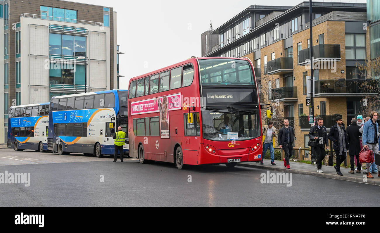 Brighton, Regno Unito. 18 Febbraio, 2019. Sostituzione rampa bus esterni Stazione Ferroviaria di Brighton come questa mattina i pendolari e i viaggiatori diretti da e per Londra era per il loro utilizzo tra Brighton e tre ponti a causa della Brighton linea principale del progetto di miglioramento che si svolge tra il XVI e il 24 febbraio Credito: Simon Dack/Alamy Live News Foto Stock