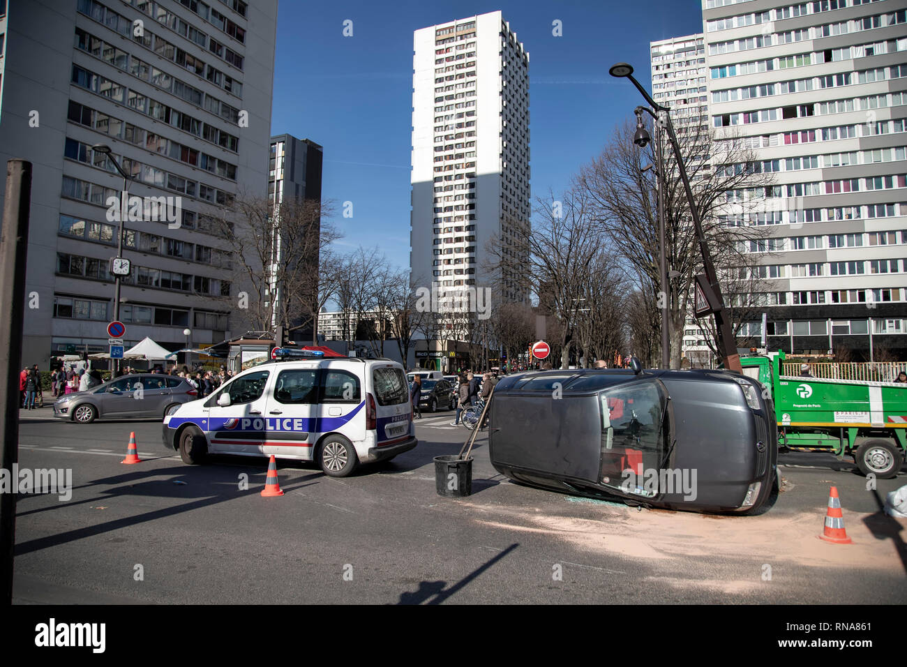 Parigi, Francia. Xvii Feb, 2019. Scena dell'incidente con 1 auto danneggiata e rotture di segno di traffico in corrispondenza di parole crociate a Porte de Choisy a Parigi. Nota: la targa è stato disturbato per motivi legali. Credito: Bernard Menigault/Alamy Live News Foto Stock