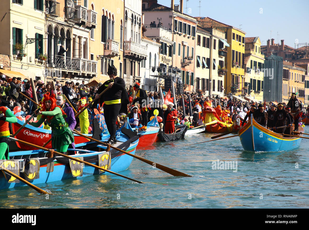 La festa di tutti i veneziani che inaugura il carnevale, dedicato ai cittadini e agli ospiti della città lagunare, questo anno raddoppia con un doppio appuntamento sulle fondamenta di Cannaregio. Domenica, 17 Febbraio alle ore 11.00 l'acqua processione del Coordinamento delle Associazioni Vogue voga alla veneziana si abbasserà gli ormeggi dalla Punta della Dogana lungo il Canal Grande fino a raggiungere il famoso Rio di Cannaregio, dove verrà sfilata in un tripudio di pubblico affollato sulle rive. All'arrivo della mascherata marching barche, l'eno-gastronomica stand sarà aperto da AEPE, che offrirà il Foto Stock