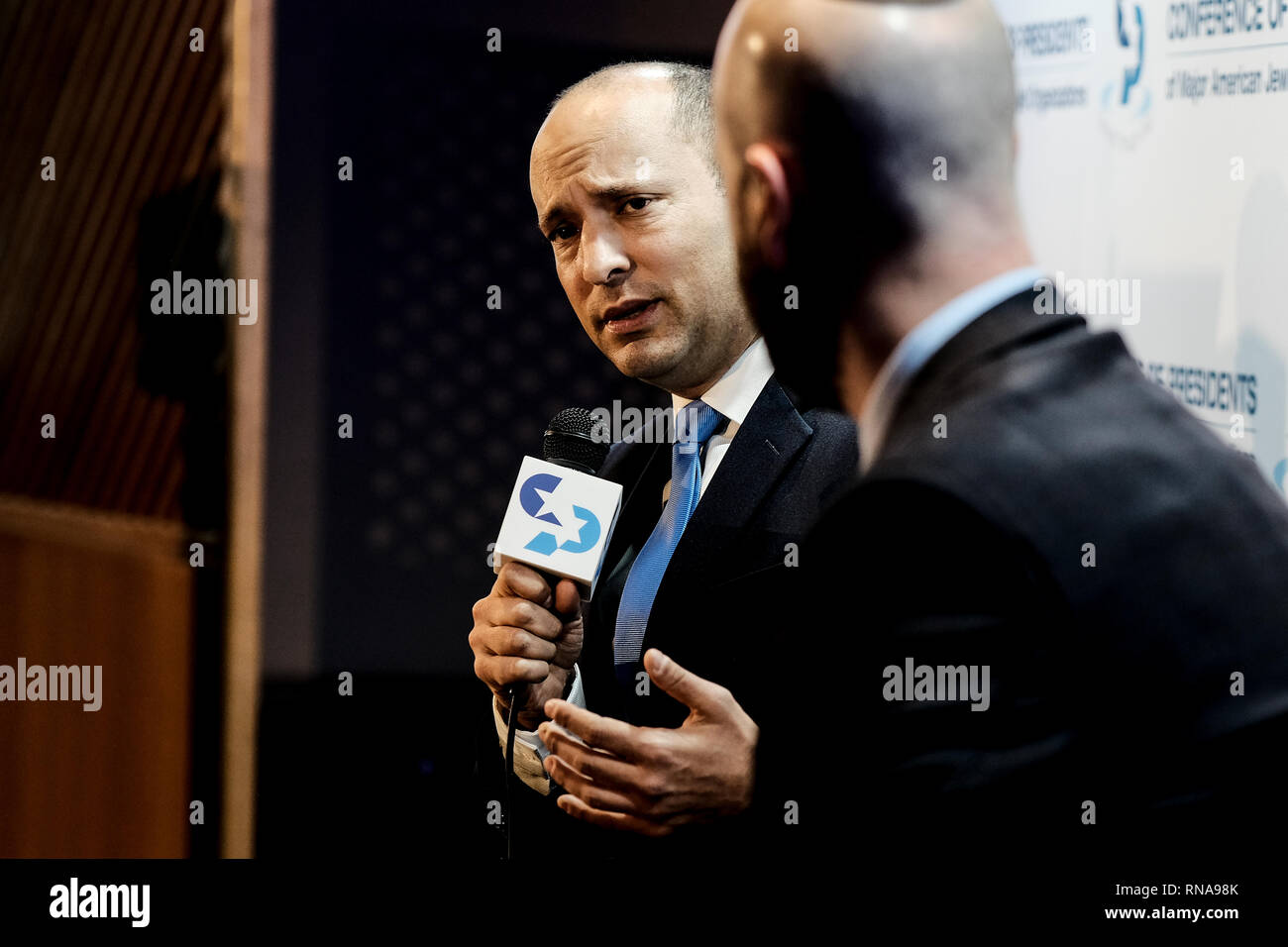 Gerusalemme, Israele. 18 Febbraio, 2019. NAFTALI Bennett, ministro dell'istruzione e gli affari della Diaspora e capo del nuovo partito di destra, è stato intervistato da il quarantacinquesimo Conferenza dei Presidenti delle Maggiori Organizzazioni Ebraiche Americane Leadership missione in Israele (COP) presso l'hotel Inbal in Gerusalemme. Più di 100 leader americani dalla Conferenza di 53 organizzazioni membri e la sua leadership nazionale Consiglio partecipare. Credito: Nir Alon/Alamy Live News Foto Stock