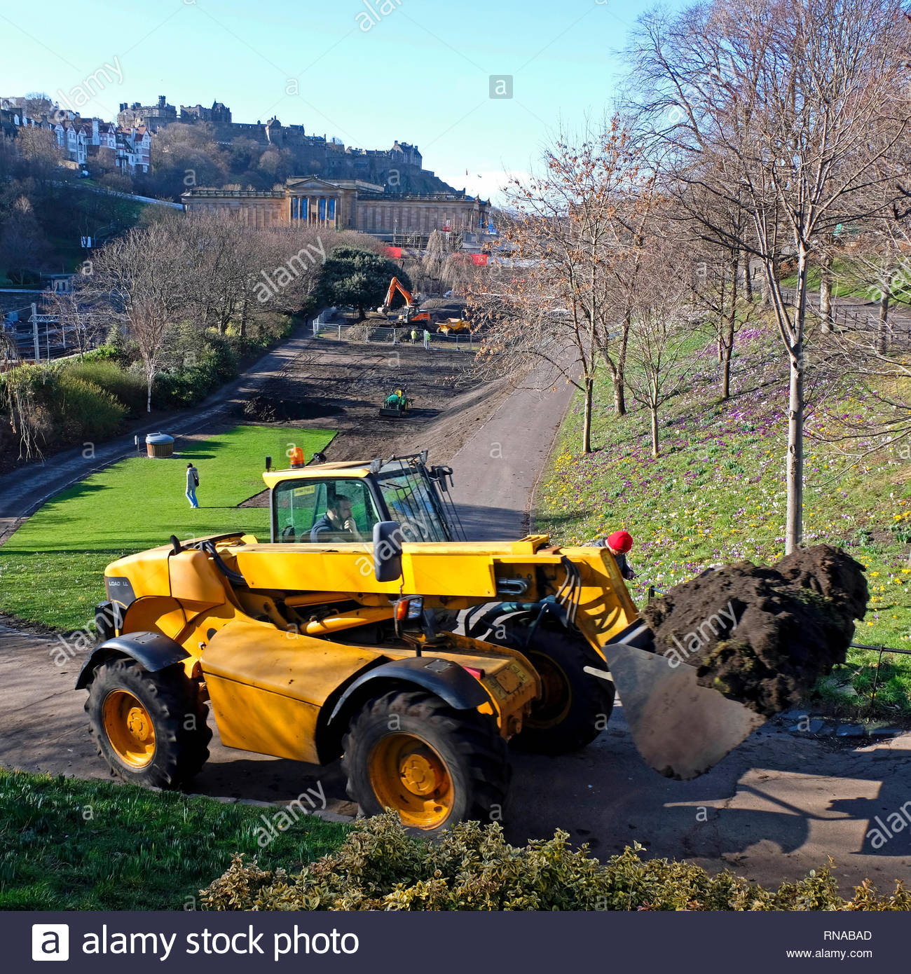 Edinburgh, Regno Unito. 18 febbraio 2019. Le gallerie nazionali della Scozia per lavori di costruzione in Princes Street Gardens, compresa la creazione di un nuovo sentiero accessibile, ampliando le fasi per la galleria e il paesaggio. Credito: Craig Brown/Alamy Live News Foto Stock