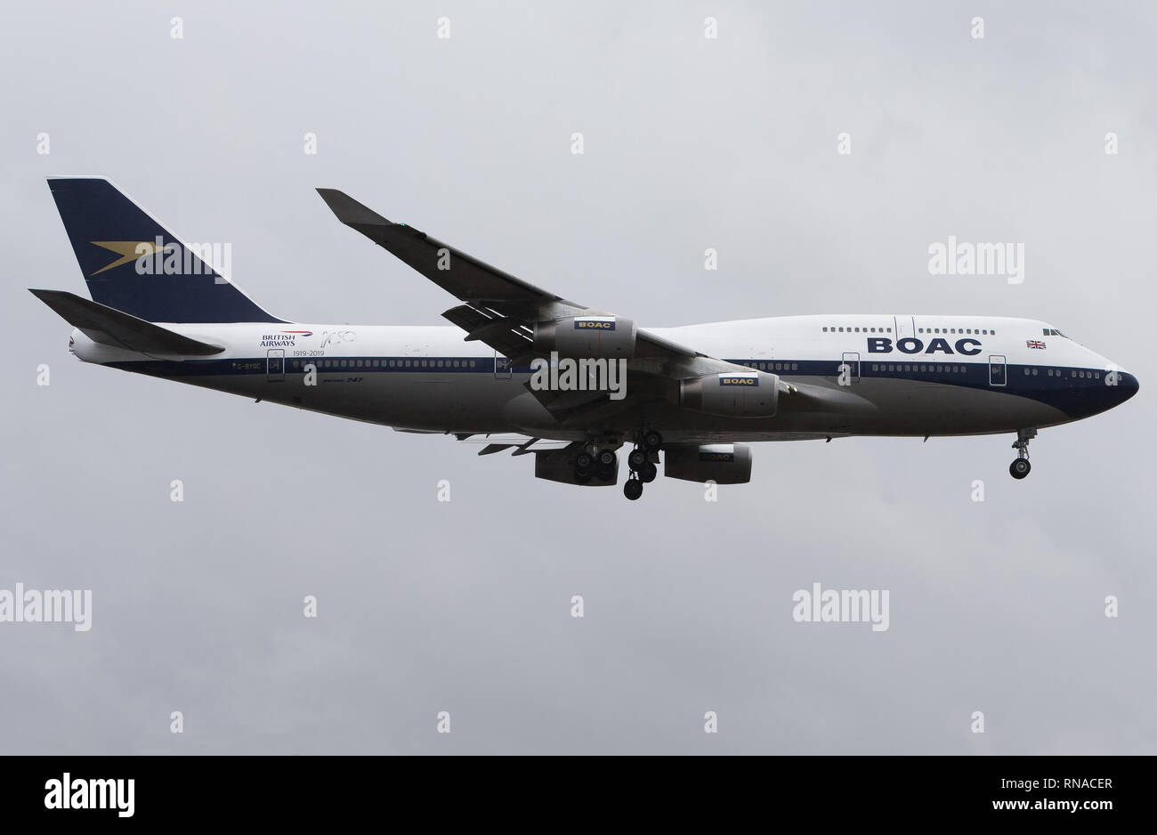 L'aeroporto di Heathrow di Londra, Regno Unito. 18 feb 2019. Un British Airways Boeing B747-436 jet arriva all'Aeroporto di Londra Heathrow ad adornare una livrea rétro della compagnia aerea BOAC predecessore. Si tratta di uno dei quattro aerei appositamente dipinta per commemorare la compagnia di bandiera il centesimo anniversario. Credito: Tejas Sandhu/Alamy Live News Foto Stock