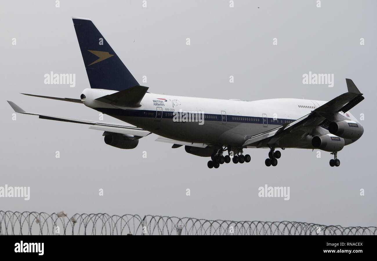 L'aeroporto di Heathrow di Londra, Regno Unito. 18 feb 2019. Un British Airways Boeing B747-436 jet arriva all'Aeroporto di Londra Heathrow ad adornare una livrea rétro della compagnia aerea BOAC predecessore. Si tratta di uno dei quattro aerei appositamente dipinta per commemorare la compagnia di bandiera il centesimo anniversario. Credito: Tejas Sandhu/Alamy Live News Foto Stock
