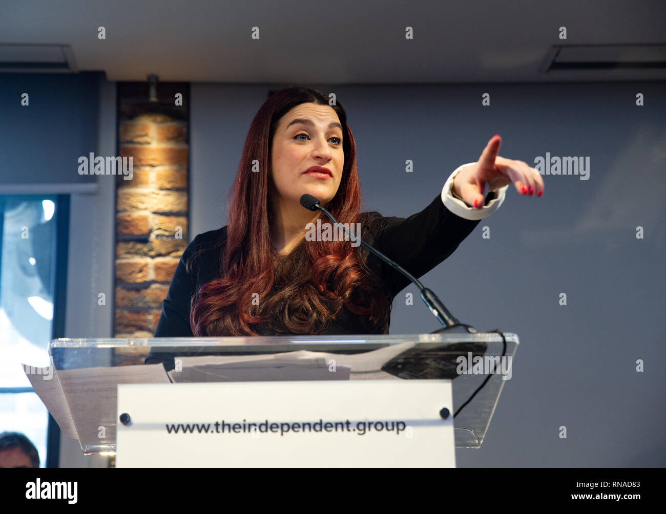 Londra, Regno Unito. 18 Febbraio, 2019. Luciana Berger parla. Sette parlamentari laburisti dimettersi per formare una nuova Partry chiamato il gruppo indipendente. Sette sono Umunna Chukka, Chris Leslie, Mike si apre, Ann Coffey, Gavin Shuker, Luciana Berger e Angela Smith. Il lancio del nuovo partito è stato annunciato oggi-febbraio 18th, a County Hall, London. Essi hanno costituito la propria parte indipendente. Credito: Tommy Londra/Alamy Live News Foto Stock